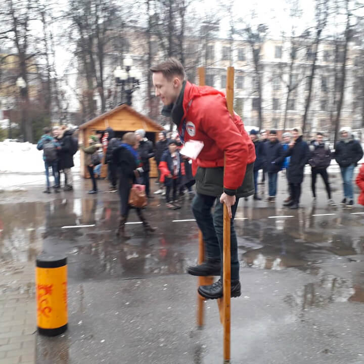 Эстафета "Ходули"