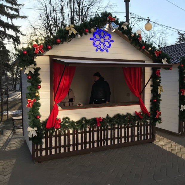 Рождественский ярмарочный домик