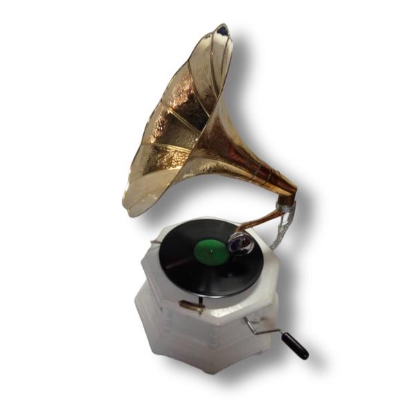 Антикварный граммофон HMV