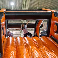 женщины организуют праздник