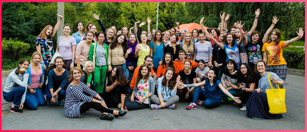 Женщины делают аренду аттракционов красивее